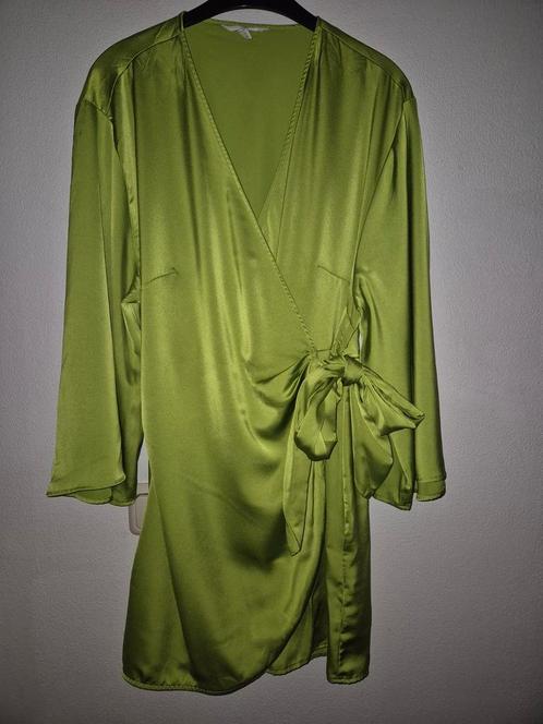 Limegroen satijnen jurkje H&M maat L, Kleding | Dames, Jurken, Zo goed als nieuw, Groen, Boven de knie, Verzenden
