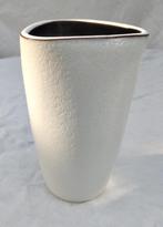 Elegante driehoekige vaas Ravelli creme, Antiek en Kunst, Antiek | Keramiek en Aardewerk, Ophalen of Verzenden