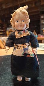Heel oud popje, pop Oud Hollandse klederdracht Celluloid., Antiek en Kunst, Ophalen of Verzenden