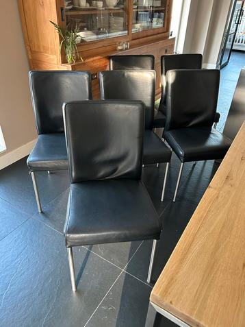 6 zwarte leren eetstoelen beschikbaar voor biedingen