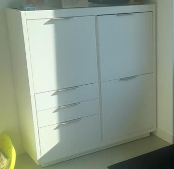Witte kast met lades