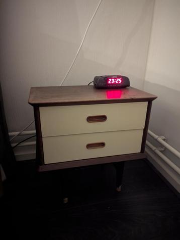 Set van 2 houten nachtkastjes beschikbaar voor biedingen