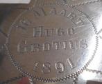 Zilveren draagteken vereeniging Hugo Grotius, 1891 nr.787, Antiek en Kunst, Verzenden, Zilver