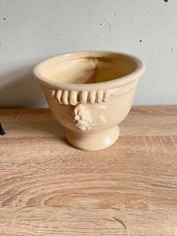 Mooie bloempot beschikbaar voor biedingen
