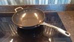 De Le Creuset Essential Ceramic wokpan 30cm, Huis en Inrichting, Keuken | Potten en Pannen, Inductieplaat, Aluminium, Ophalen of Verzenden