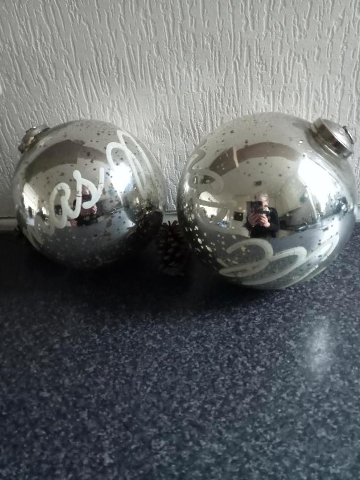 KERST: 2 prachtige grote zilveren kerstballen 62cm omtrek, Huis en Inrichting, Woonaccessoires | Overige, Zo goed als nieuw, Ophalen of Verzenden