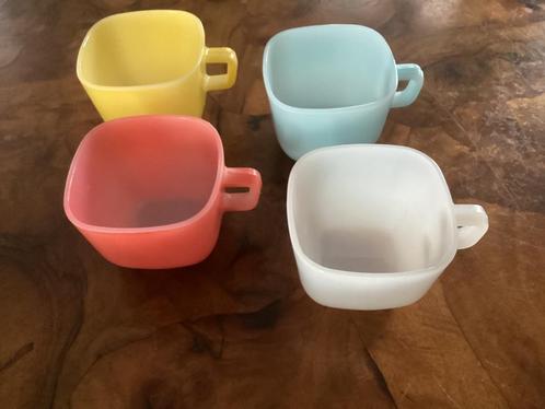 4 soepkommen france opale wit geel blauw roze, Huis en Inrichting, Keuken | Servies, Gebruikt, Kom(men), Overige stijlen, Ophalen of Verzenden