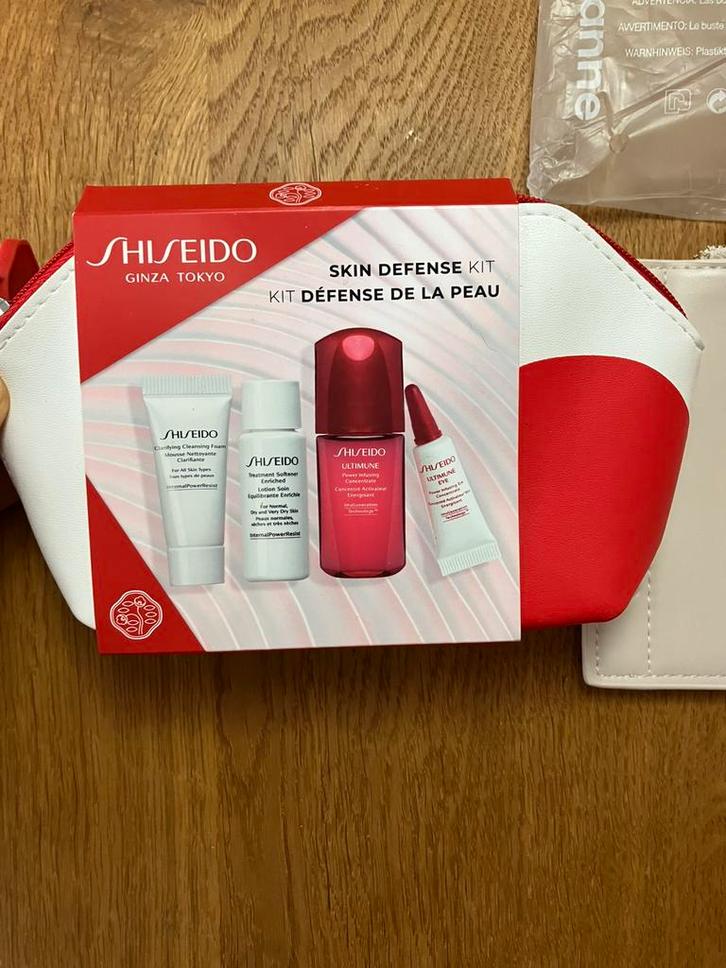 Shiseido gezichtsverzorging tasje dag creme enz, Sieraden, Tassen en Uiterlijk, Uiterlijk | Cosmetica en Make-up, Nieuw, Make-up