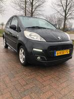Peugeot 107 1.0 12V 5DR 2013 Zwart. AIRCO-NAVI-GPS, Auto's, Voorwielaandrijving, Metallic lak, Stof, Zwart