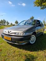 Alfa 146 1.6 i.e.  bouwjaar 95, nieuwe apk voor 2 jaar., Auto's, Particulier, Zilver of Grijs, Centrale vergrendeling, Te koop