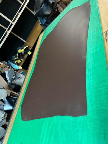 Chocolade bruin tuigleer 3-3,5 mm dikte half soepel nr-0 beschikbaar voor biedingen