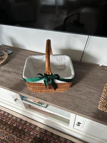 Leuk rieten mandje met handvat beschikbaar voor biedingen