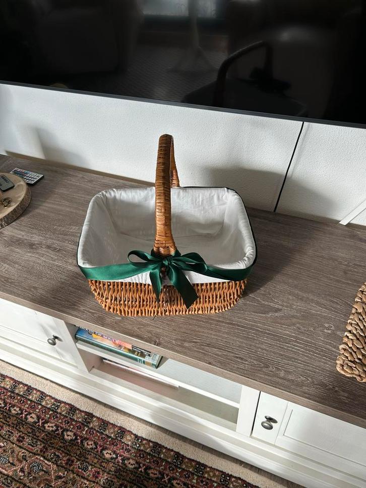 Leuk rieten mandje met handvat, Huis en Inrichting, Woonaccessoires | Schalen en Manden, Zo goed als nieuw, Mand, Vierkant, Riet