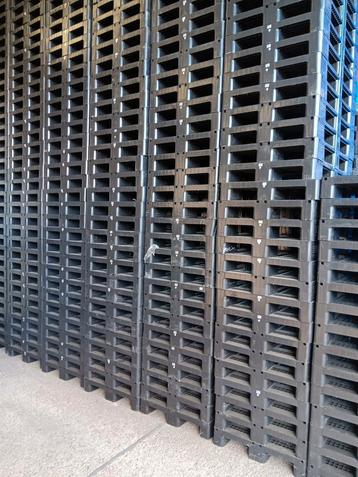 Mooie eenheidspartij kunststof pallets 80x120 cm beschikbaar voor biedingen