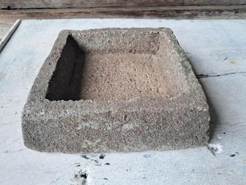 Stenen plantenbak / bloempot/onderzetter  beschikbaar voor biedingen