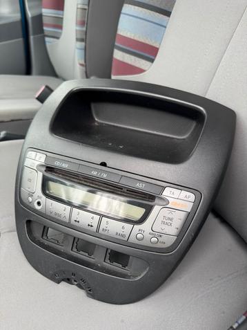 Originele radio/cd speler Peugeot 107/Toyota Aygo/Citroën C1 beschikbaar voor biedingen
