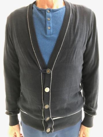 Donkerblauw vest met mooie details beschikbaar voor biedingen