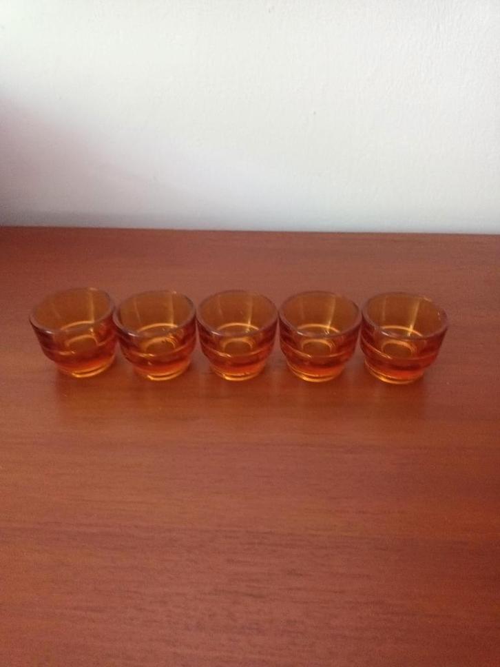 5x Amberkleurig eierdopje of borrelglas, Antiek en Kunst, Curiosa en Brocante, Ophalen of Verzenden