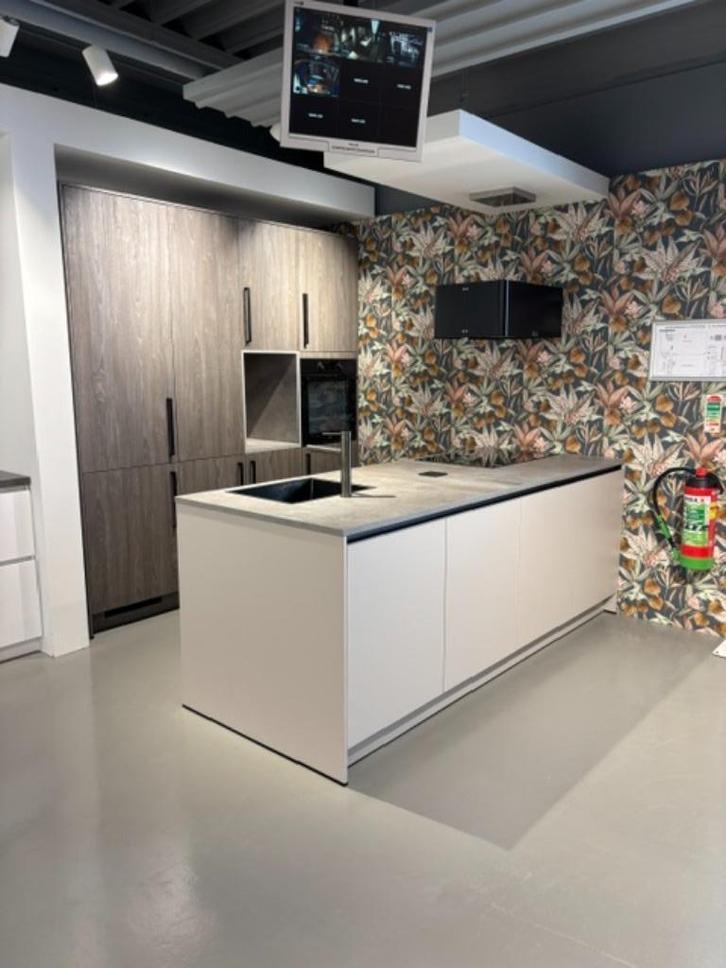 Showroomkeuken Eiland Kasjmir + Kastenwand hout €7909,-, Huis en Inrichting, Keuken | Complete keukens, Nieuw, Enkelwandige keuken