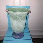 Mooie groene vaas met blauwe voet van ruw matglas, Ophalen, Gebruikt, Glas, Minder dan 50 cm