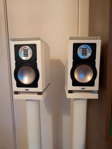 ELAC BS 182 luidsprekers met NorStone Stands. Als Nieuw! beschikbaar voor biedingen