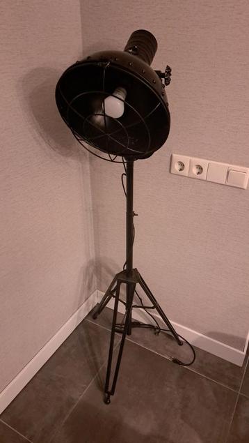 Industriële Vloerlamp beschikbaar voor biedingen