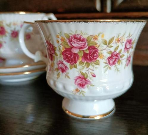 Set vintage kop en schotels Elizabethan 'Queens Rose', Verzamelen, Porselein, Kristal en Bestek, Zo goed als nieuw, Kop en/of schotel