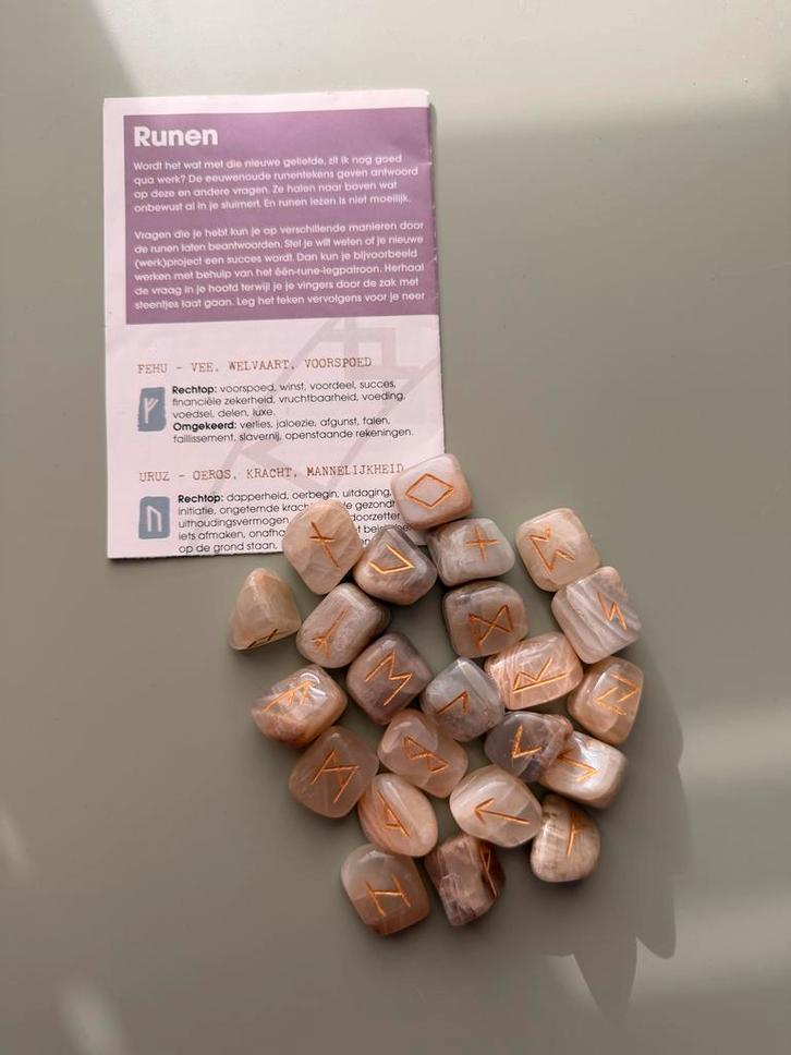 Happinez Runenstenen Set - Nieuw!, Boeken, Esoterie en Spiritualiteit, Nieuw, Achtergrond en Informatie, Spiritualiteit algemeen