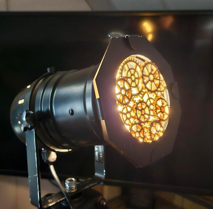 Handgemaakte Stagelamp met Tandwielen - Nieuw!, Huis en Inrichting, Lampen | Vloerlampen, Nieuw, 100 tot 150 cm, Hout, Metaal