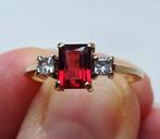 14 kt Gouden ring: baguette granaat + 2 x witte saffier, Sieraden, Tassen en Uiterlijk, Ringen, Gebruikt, Ophalen of Verzenden