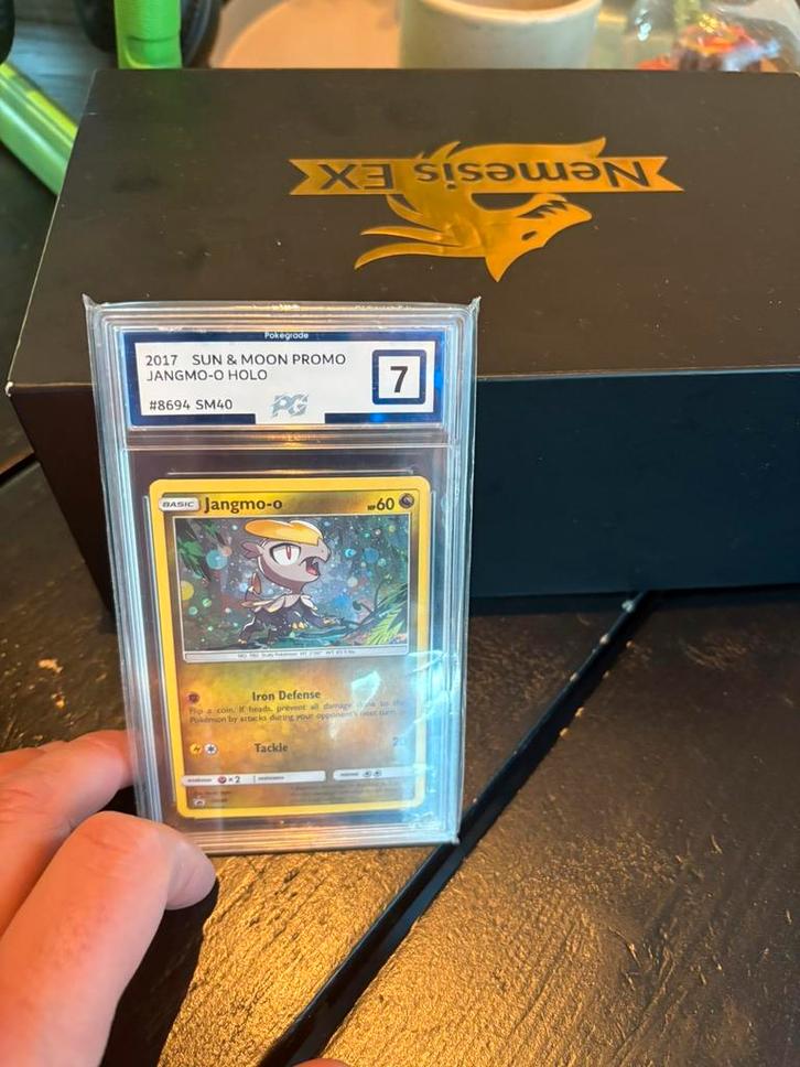 Jangmo-o holo graded, Hobby en Vrije tijd, Verzamelkaartspellen | Pokémon, Zo goed als nieuw, Meerdere kaarten, Foil, Ophalen of Verzenden
