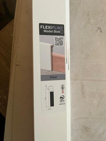 Hoge plint - Flexiplint -Wit - 240cm - 20x65mm 2 Hoge plint  beschikbaar voor biedingen