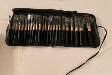 Make up tas met kwasten. Nieuw! beschikbaar voor biedingen