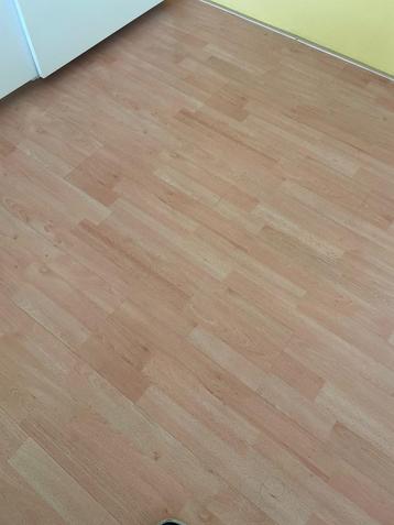 Laminaatvloer, licht eiken gekleurd, 15 m2. Nette staat. beschikbaar voor biedingen