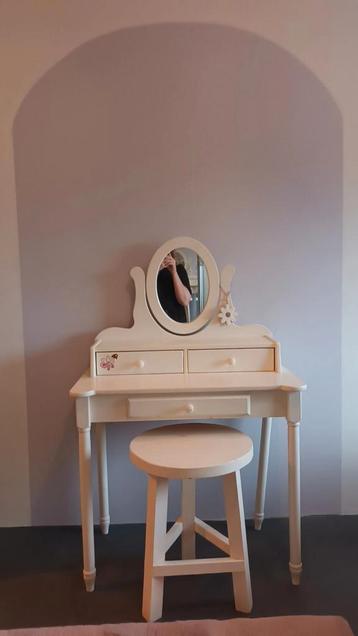 Kaptafel meisjeskamer beschikbaar voor biedingen