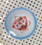Witte emaille schaal met roze lelies en blauwe rand, Ophalen of Verzenden