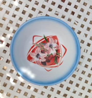 Witte emaille schaal met roze lelies en blauwe rand beschikbaar voor biedingen