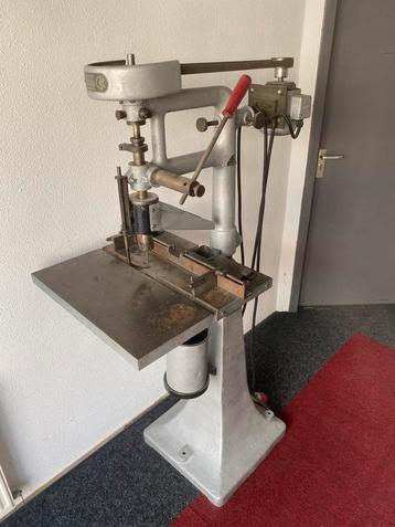 Klassieke papierboor, gietijzer beschikbaar voor biedingen