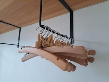 Houten kledinghangers met konijntjes beschikbaar voor biedingen