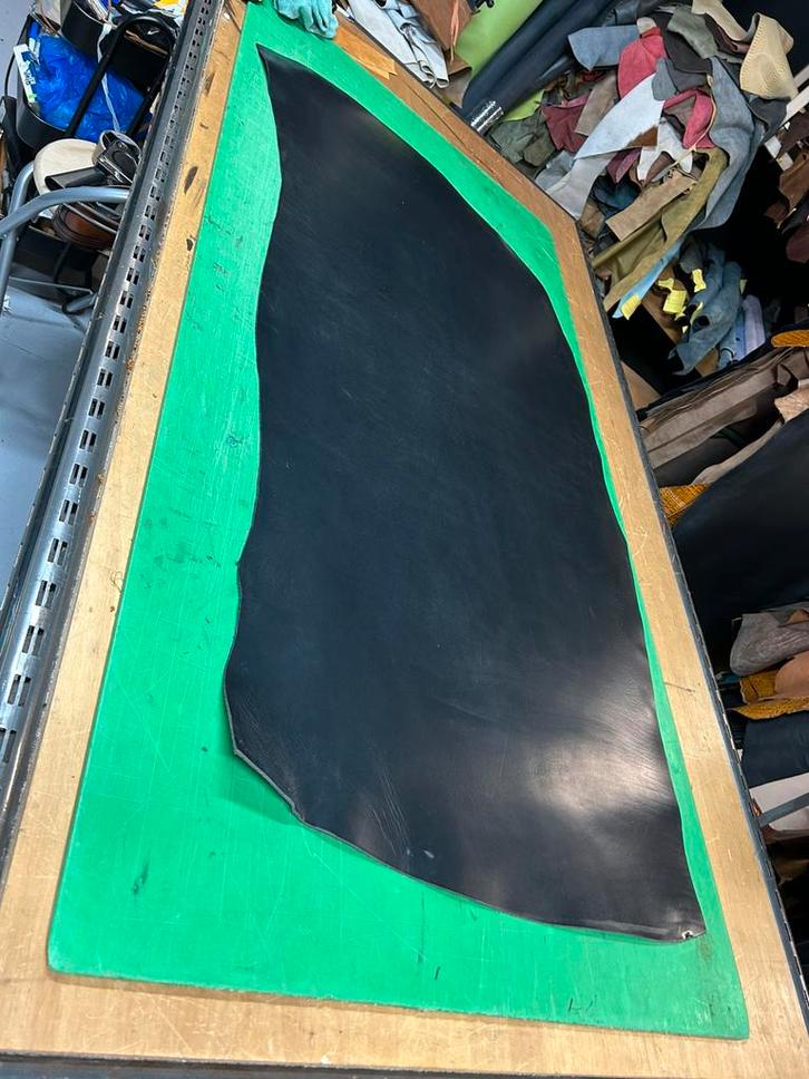 Zwarte kleur tuigleer 3-3,5 mm dikte half soepel groot lap, Hobby en Vrije tijd, Stoffen en Lappen, Zo goed als nieuw, Leer of Kunstleer