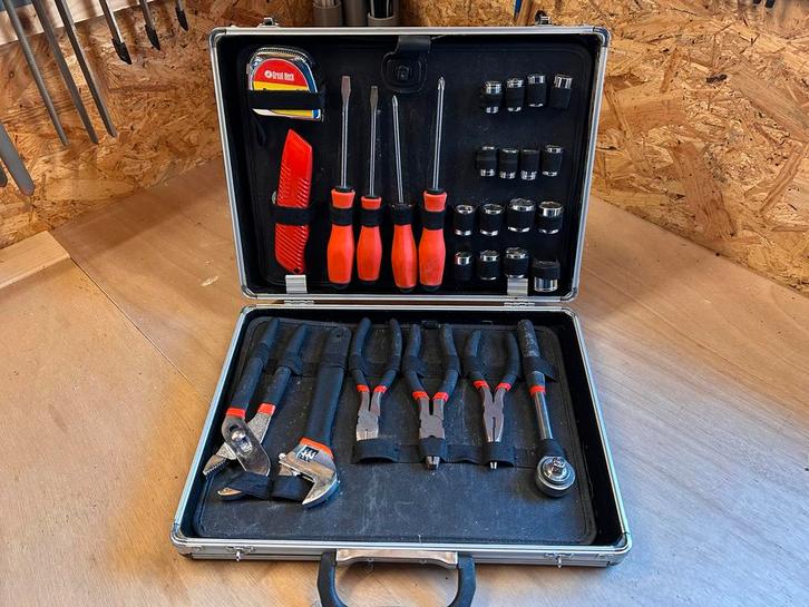 Gereedschapskoffer met diverse gereedschappen, Doe-het-zelf en Verbouw, Gereedschap | Handgereedschap, Gebruikt, Ophalen