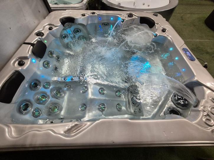 UNIEKE SPA EXTREEM LUXE ‼️ ONWIJS VEEL MASSAGE JETS, Tuin en Terras, Bubbelbaden en Hottubs, Pomp, Ophalen of Verzenden