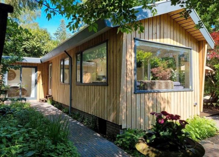 Te koop: mooi L-vormig chalet met veel privacy, Caravans en Kamperen, Stacaravans, tot en met 2, Ophalen of Verzenden