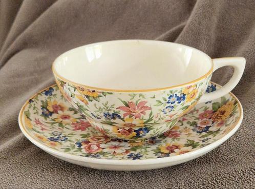 Kop en en schotel bloemen. Societe Ceramique Maastricht, Antiek en Kunst, Antiek | Servies los, Ophalen of Verzenden
