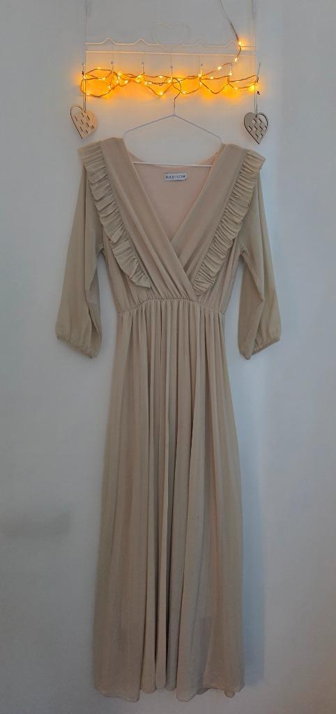 beige dress with ruffles (15 euro), Kleding | Dames, Jurken, Zo goed als nieuw, Maat 38/40 (M), Beige, Boven de knie, Ophalen of Verzenden