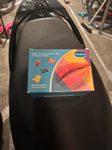 Lip Balm 24 Stuks Verschillende Smaken beschikbaar voor biedingen