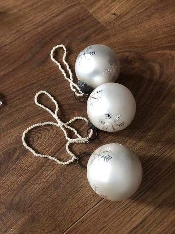 3 witte parlemoer + kerst verlichting beschikbaar voor biedingen