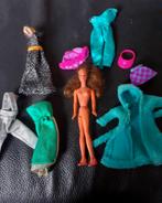 Soort Barbie popje van 11 cm uit 1981(CPG HONGKONG)en kleren, Kinderen en Baby's, Speelgoed | Poppen, Gebruikt, Ophalen of Verzenden