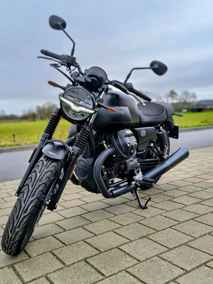 Moto Guzzi v7 stone 2022 slechts 6900km zeer mooi, Motoren, Motoren | Moto Guzzi, Bedrijf, Naked bike, meer dan 35 kW, 2 cilinders