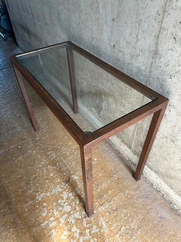 Zwaar metalen bijzettafel met glazen blad beschikbaar voor biedingen